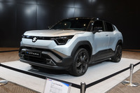 会場には、2025年に市場投入される予定の新型BEV「eビターラ」が展示された。同モデルはトヨタにもOEM供給される。