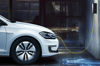 普通充電のソケットは、フロントグリル内に設置される。