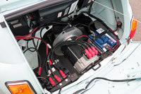 エンジンからモーターへの換装により、スカスカになったエンジンルーム。市販モデルでは、空いた空間にトランクを設けるそうだ。