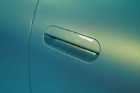 MINIとしては初めて採用したというフラッシュサーフェスタイプのドアオープナー。ここにも楕円が使われている。