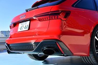 「RSスポーツエキゾーストシステム」（オプション）をセレクトした試乗車のリアエンド。ウインカーには、光が外側に流れるように見える「ダイナミックインディケーター」が採用されている。