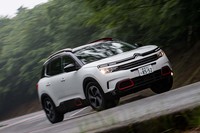 山坂道を行く「C5エアクロスSUV」。一定のアンダーステアをキープしつつ、最後の最後はきっちりと曲がりきるのが伝統のフレンチテイストだ。