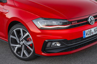 タイヤサイズは215/45R17が標準だが、オプションで215/40R18サイズも用意。後者には「GTI」専用デザインの18インチアルミホイールが組み合わされる。