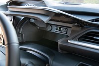 ステアリングホイールの前方にも収納ボックスをレイアウト。この内部にもUSBポートが1つ備わっている。