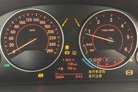 「ABSが作動しません」に始まって「車両安定化装置が作動しません」「歩行者検知機能が作動しません」「エアバッグ・シートベルトプリテンショナー機能が正常に作動しません」「タイヤ空気圧警告機能が作動しません」と、警告灯がロイヤルストレートフラッシュ状態で点灯。