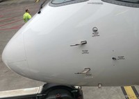 たしかに飛行機の機体には、さまざまな警告やインストラクションが記されている。