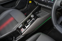 センターコンソールはスタート／ストップボタンを頂点に、リアに向かってスロープを形成。シフトセレクターなどはステランティス グループ内でおなじみのユニットだが、ブランドの独自性を表現しようという意気込みを感じる。