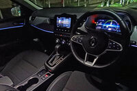 前日に撮影しておいた「アルカナ」のインテリア。ダッシュボードやドアトリムにイルミネーションがあったのね。普段の取材は日中が主だから、気づかなかった。