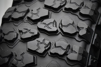 岩をモチーフにしたというユニークなデザインのトレッドパターン。ワイドなラググルーブにより、オフロードでの高いトラクション性能と優れた排土性を実現している。