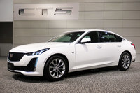 コンセプトカー「エスカーラ」をインスパイアしたというエクステリアが目を引く「CT5」。FR車と4WD車が用意される。