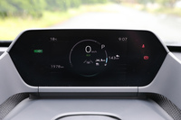 メーターパネルには7インチのTFT液晶を採用。必要な情報を瞬時に読み取れるよう、車速やパワーフロー、残電量などの表示は、中央部のリング付近に集約されている。