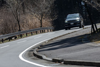 現行型「グランドチェロキー」は、車両骨格にアルファ・ロメオやマセラティのモデルにも使われる「ジョルジョ」プラットフォームを採用。高い走行安定性とコーナリング性能を実現している。