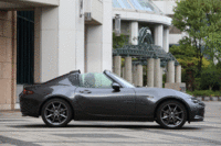 ルーフの開閉に要する時間は13秒。車速が10km/h以下なら、走行中でも作動させられる。