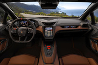 パイロット感を際立たせたという「テメラリオ」のインテリア。非日常的なデザインが与えられる一方で、スペース的には「同じクラスのどのモデルよりも広い」とうたわれている。