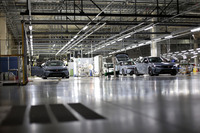 組み立てが完了した車両は検査工程へ。ここで不具合がないか、キズなどがついていないか、徹底的にチェックされる。