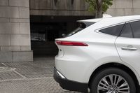 新型「ハリアー」のリアセクションをサイドから眺める。バンパーとリアコンビランプとの間がえぐられた造形が目を引く。