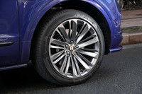 「スピードアロイホイール」と名付けられた22インチホイール。タイヤはピレリの「Pゼロ」が組み合わされていた。