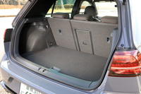 荷室容量は5人乗車の通常使用時で380リッター。フロアボード下はサブトランクスペースになっていて、テンパータイヤも収容されている。