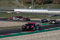 イベントの初日には、トロフェオ・ピレリでミシェル・ガッティング選手が優勝。女性ドライバーが同レースで初めて勝利することとなった。