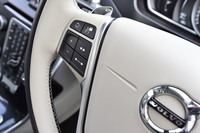 ステアリングホイールの左側スポーク部には、アダプティブクルーズコントロールのスイッチが備わる。全車速追従機能付きで、渋滞などの低速走行にも対応できる。