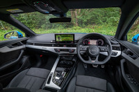 ダッシュボード中央に備わるディスプレイは、従来型の8.3インチから10.1インチに画面が大型化された。スマホ感覚で直感的に操作できるタッチ式ユーザーインターフェイスの採用も、最新モデルの特徴。