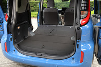 5人乗り仕様の2列目シートは6：4の分割可倒式。荷室床面がテールゲート開口部の下端より一段上がっているのは、フロアをフラットにするためで、FF車ではL字型のフロアボードを外すと、深底の床下収納が現れる。