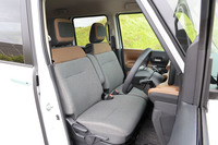 天井までの高さがあり、ゆとりを感じさせる前席まわり。色調と形状を工夫し、ハンモックを想起させる一体感あるデザインをフロントシートとドアインナーパネルに採用したという。写真の内装色は「チャコールグレー」と呼ばれるもの。