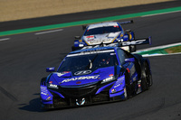 No.100 RAYBRIG NSX-GT（写真手前）とNo.1 KeePer TOM'S LC500（奥）は熱いバトルを展開。最終戦の観客を大いに沸かせた。