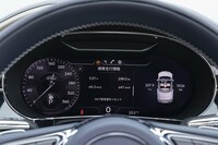 液晶メーターの表示パターンはさまざまに変更できるが、左のスピードメーターの位置だけは固定されている。