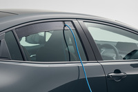 AC100V・1500Wのアクセサリーコンセントを装備。PHEVには虫や雨水の侵入を防ぎながら外部に電力を供給できるアタッチメントが標準で備わる。