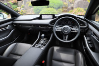 優れた運転環境は、2012年以降に登場した“スカイアクティブ世代”のマツダ車に共通する美点。最新のモデルでは、骨盤を立てて座るようシートの設計が見直されるなど、さらなる乗員の負担軽減が図られている。