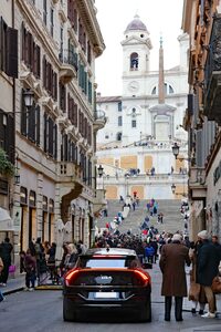 スペイン階段に向かう市内きっての高級ブティック街、コンドッティー通りで。キアのEV「EV6」。