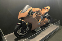 採用案の1/1クレイモデル。パーツのなかでもとくにランプ類は、早い段階からサプライヤーとの協業が始まるとのこと。