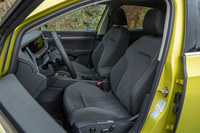 「スタイル」に装備される、マイクロファイバーとファブリックのスポーツシート。電動調整機構が標準で備わる。