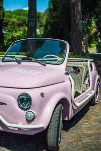 シートも往年のカロッツェリア・ギア製になぞらえて再現されている。「spiaggina」とは小さなビーチのこと。