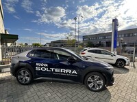 脇には「ソルテラ」も。「初の電動4WDスバル」のカッティングシートが貼られている。