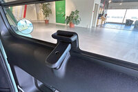 左右ともサイドウィンドウは下半分が外に向かって開く。