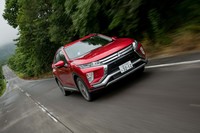 8段ATの変速比も「デリカD：5」と同じだが、最終変速比はデリカの3.075に対し、「エクリプス クロス」では2.955となっている。