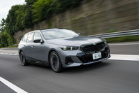 足まわりはフロントがダブルウイッシュボーン、リアがマルチリンクで、リアにはエアサスを採用（フロントはコイル）。「M60 xDrive」には可変ダンパーと後輪操舵が標準装備となる。