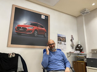 販売責任者のエンリコ・フィアスキさん（撮影のためマスクを外しています）。