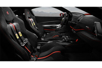 シンプルさとスポーツ性を追求するため、グローブボックスやドアハンドル、カーペットは備えられていない。