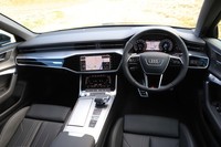 メカニカルスイッチを大幅に減らしたインストゥルメントパネル。フラッグシップ「A8」譲りのデザインといえる。