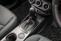 変速機は乾式の6段デュアルクラッチ式AT。ステアリングポストにはシフトパドルを装備する。