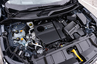 可変圧縮比エンジンの1.5リッター直3直噴VCターボが発電し、駆動をモーターが担当する第2世代の「e-POWER」を搭載。エンジン単体での最高出力は144PSで、モーターはフロントが同204PS、リアが同136PSを発生する。