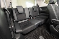 3列目シートも大人がきちんと座れるサイズ。左右にはね上げて収納する。