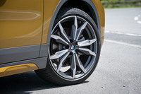 「MスポーツX」には標準で19インチホイールが装備されるが、テスト車にはオプションの20インチが装着されていた。タイヤは「ピレリPゼロ」のランフラット。