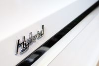 ベントレーが「ベンテイガ ハイブリッド」を日本初公開　約50kmを電気だけで走れるPHEVの画像