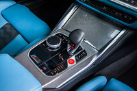 「M3コンペティションM xDrive」のシフトセレクターは、オーソドックスなレバー式。試乗車両にはDSCの作動を10段階で設定できる12万4000円の有償オプション「Mドライブプロフェッショナル」も組み込まれていた。