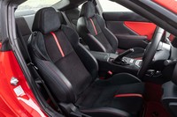 「GR 86 RZ」のシート表皮は、ウルトラスエードと本革のコンビ。前席のヒップポイントは先代のものよりも5mm下げられた。