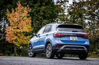 新採用されたX型のリアコンビランプやSUVらしさを強調するバンパーデザインが目を引く「Tクロス」の後ろ姿。最上級モデルの「TSI Rライン」と同様に「TSIスタイル」にもシルバーのルーフレールが標準で装備される。